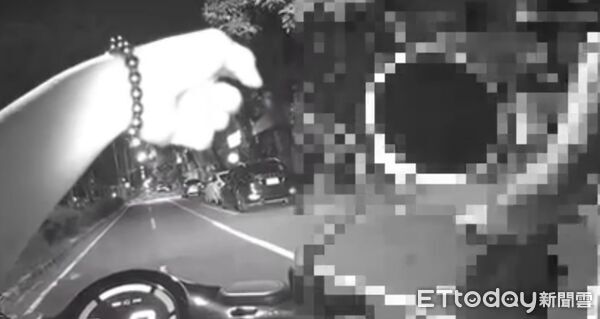 ▲台南市警五分局員警巡邏發現可疑重機，當場查獲海洛因毒品。（記者林東良翻攝，下同）