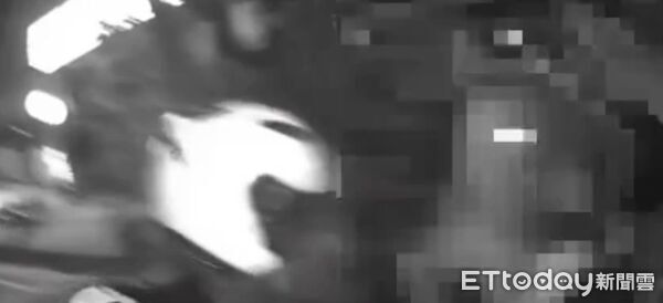 ▲台南市警五分局員警巡邏發現可疑重機，當場查獲海洛因毒品。（記者林東良翻攝，下同）