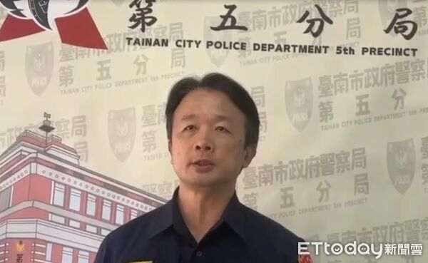 ▲台南市警五分局員警巡邏發現可疑重機，當場查獲海洛因毒品。（記者林東良翻攝，下同）