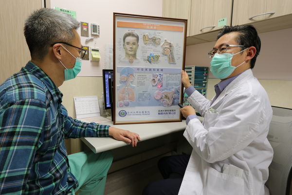 ▲▼胸腔內科黃建文醫師呼籲「鏟子超人」們務必注意呼吸道健康，投入救災過程盡量戴口罩。（圖／亞大醫院提供）