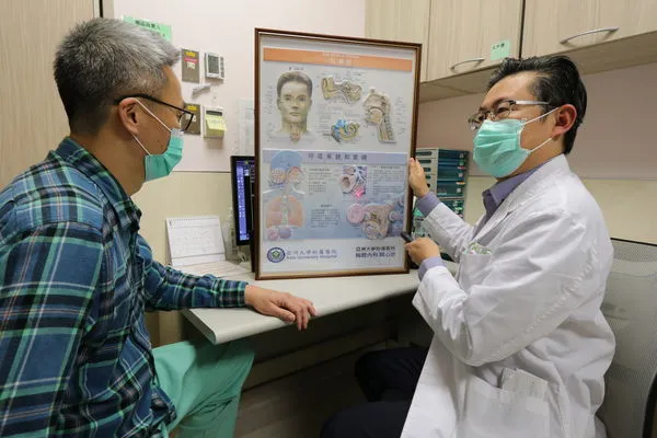 ▲▼胸腔內科黃建文醫師呼籲「鏟子超人」們務必注意呼吸道健康，投入救災過程盡量戴口罩。（圖／亞大醫院提供）