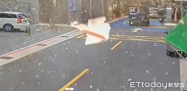 ▲▼北市民宅外牆掉落，一名路人以及一台路過車輛均遭砸傷。(圖／記者邱中岳翻攝）