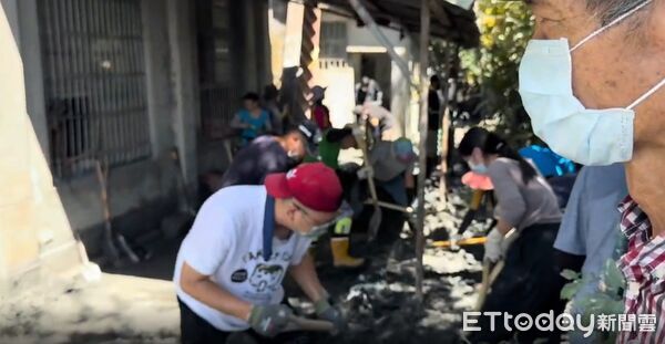 ▲▼採龍眼沒收的梯子救了25人。（圖／社會中心翻攝）