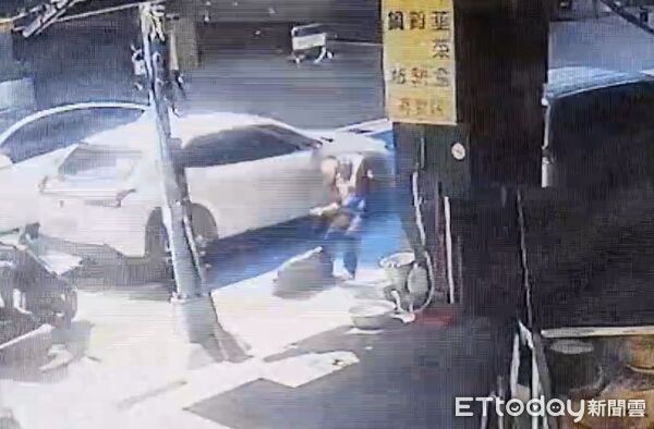 ▲北市外牆磚塊掉落，路人頭部遭襲。（圖／記者黃彥傑翻攝）