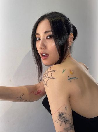 ▲韓女星Nana宣布「已清除全身刺青」！　只留1串數字：我不後悔。（圖／翻攝自Nana IG）