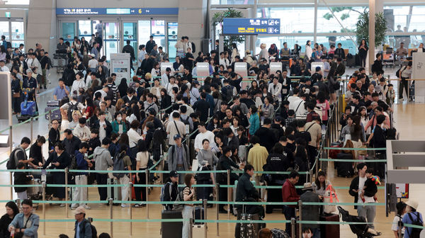 ▲▼南韓進入包括中秋節在內長達十多天的黃金連假，仁川國際機場擠滿旅客。（圖／達志影像）