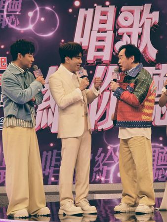 ▲《唱歌給你聽》主持群許志豪、杜忻恬、李子森與《綜藝一級棒》主持群康康、陳隨意、。（圖／記者葉文正攝，中視提供）