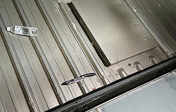 ▲桃園市陳姓男子今年8月間潛入2人租屋處，持料理刀與鐵鎚刺殺前同事2人傷重不治，圖為租屋處遮雨棚上作案用凶刀等證物。（資料照／記者沈繼昌翻攝）