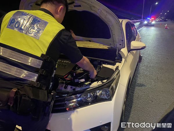 ▲民眾拋錨遇困手足無措，警方伸出援手。（圖／記者楊晨東翻攝）