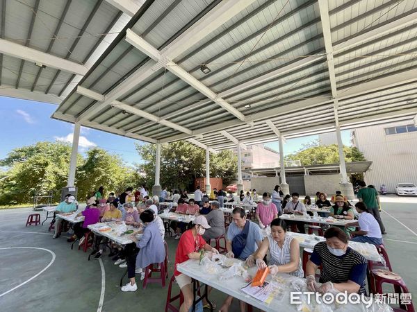▲創世台東院攜手百人自做月餅。（圖／記者楊晨東翻攝）