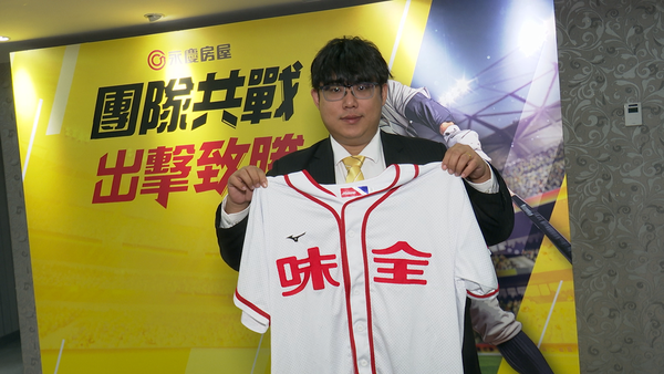 ▲▼永慶房屋,運動企業認證,永慶盃壘球賽,授旗嘉賓林智勝。（圖／記者姜國輝攝）