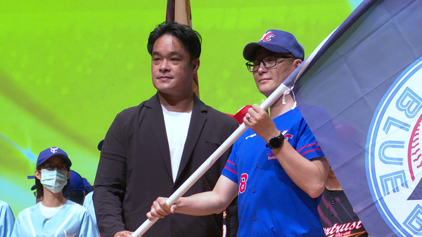 ▲▼永慶房屋,運動企業認證,永慶盃壘球賽,授旗嘉賓林智勝。（圖／記者姜國輝攝）