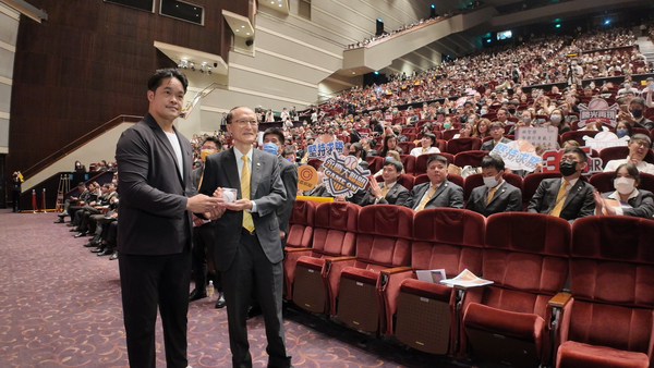 ▲▼永慶房屋,運動企業認證,永慶盃壘球賽,授旗嘉賓林智勝。（圖／記者姜國輝攝）