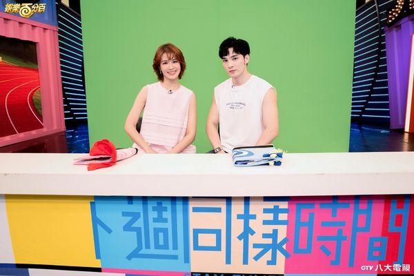 ▲曾沛慈(左)和黃偉晉在八大《娛樂百分百》聊感情話題。（圖／八大提供）