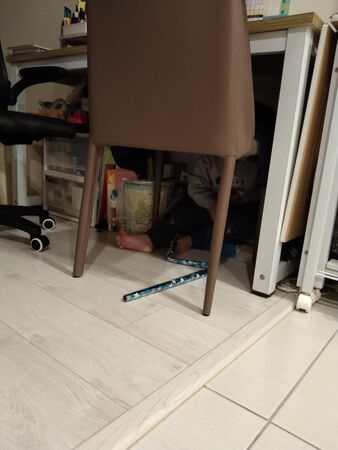 ▲▼孩子害怕躲在桌子底下不敢說明案發過程。（圖／立委林月琴國會辦公室提供）