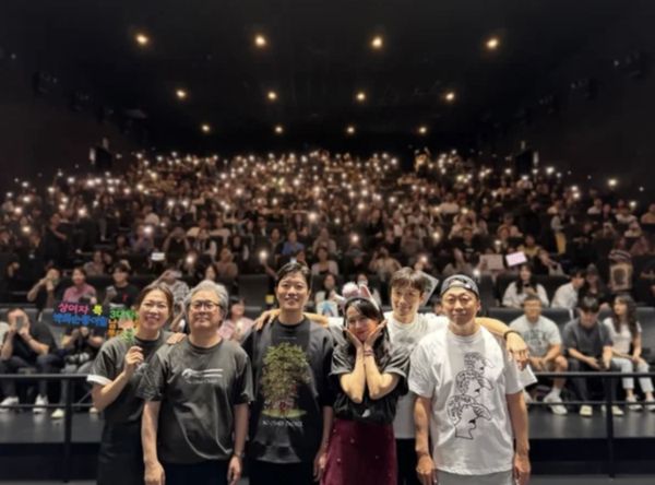 ▲▼ 等7年才回歸！孫藝真站回觀眾前「哭到轉身擦淚」　廉惠蘭暖心安慰 。（圖／翻攝自CJ ENM）