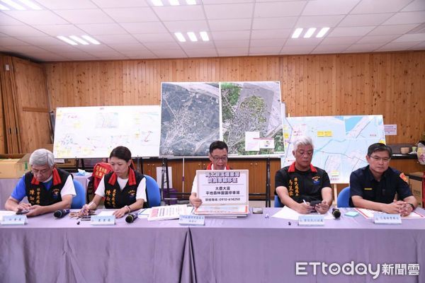 ▲社會處長陳加富說明，每戶災民發放5萬慰助金，將於10月3日8個定點以現金發放。10月4日後則於光豐農會旁邊停車場定點發放，規劃一個月。（圖／花蓮縣政府提供，下同）