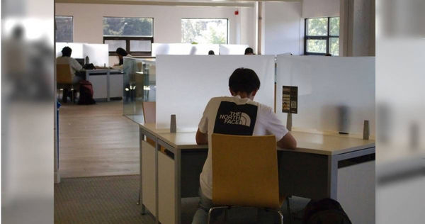 一名男子表示，公司老闆及同事知道他因母親詐騙後經濟拮据，默默做出許多暖舉幫助他。（示意圖／Unsplash）