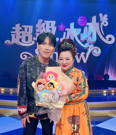 ▲楊宗緯特地帶花探班白冰冰。（圖／長興影視）