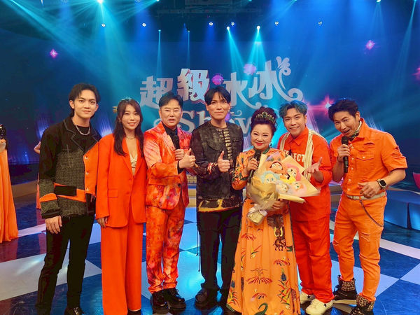 ▲楊宗緯特地帶花探班白冰冰。（圖／長興影視）