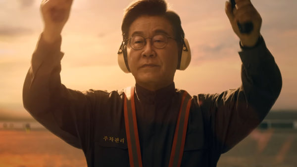 ▲GD穿機師制服咬卡！　「卡司陣容超華麗」自願無酬拍APEC宣傳片。（圖／翻攝自YouTube／APEC 2025 KOREA）