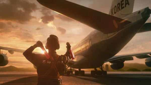 ▲GD穿機師制服咬卡！　「卡司陣容超華麗」自願無酬拍APEC宣傳片。（圖／翻攝自YouTube／APEC 2025 KOREA）