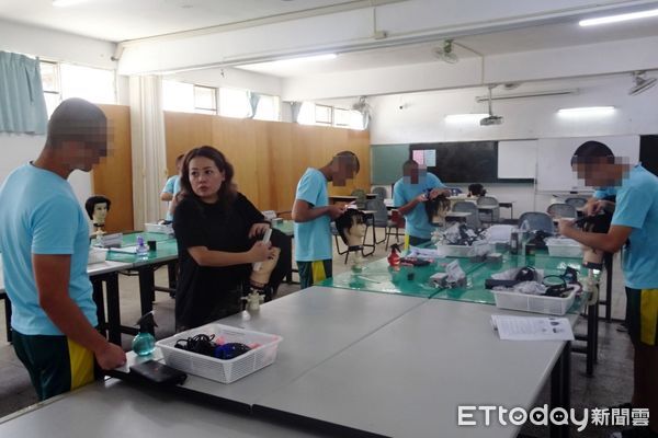 ▲▼弘光科大美髮系助理教授陳佳惠（中）為勵志中學男子理髮丙級考照輔導班學生授課。（弘光科大提供）