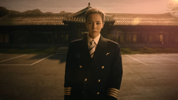 ▲GD穿機師制服咬卡！　「卡司陣容超華麗」自願無酬拍APEC宣傳片。（圖／翻攝自YouTube／APEC 2025 KOREA）