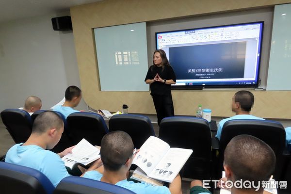 ▲▼弘光科大美髮系助理教授陳佳惠（中）為勵志中學男子理髮丙級考照輔導班學生授課。（弘光科大提供）