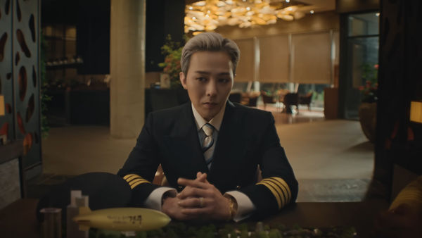 ▲GD穿機師制服咬卡！　「卡司陣容超華麗」自願無酬拍APEC宣傳片。（圖／翻攝自YouTube／APEC 2025 KOREA）