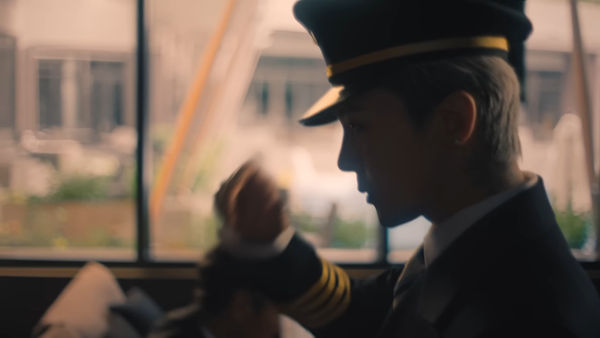 ▲GD穿機師制服咬卡！　「卡司陣容超華麗」自願無酬拍APEC宣傳片。（圖／翻攝自YouTube／APEC 2025 KOREA）