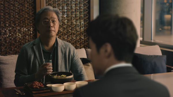 ▲GD穿機師制服咬卡！　「卡司陣容超華麗」自願無酬拍APEC宣傳片。（圖／翻攝自YouTube／APEC 2025 KOREA）