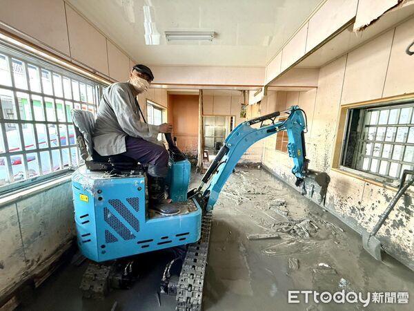 ▲▼華藏淨宗弘化基金會董事長悟道大和尚捐千萬，帶領法師救災。（圖／翻攝自花蓮縣政府）