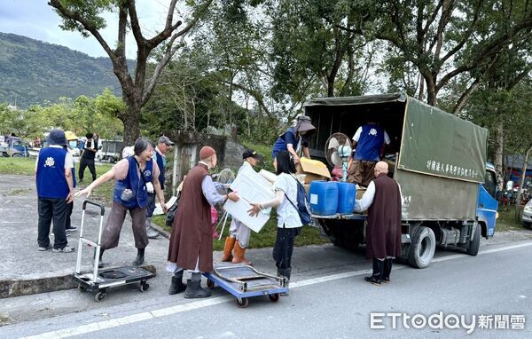 ▲▼華藏淨宗弘化基金會董事長悟道大和尚捐千萬，帶領法師救災。（圖／翻攝自花蓮縣政府）