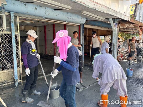 ▲▼華藏淨宗弘化基金會董事長悟道大和尚捐千萬，帶領法師救災。（圖／翻攝自花蓮縣政府）