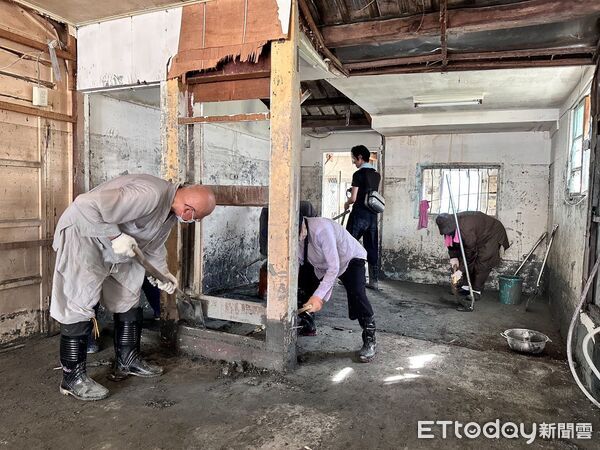 ▲▼華藏淨宗弘化基金會董事長悟道大和尚捐千萬，帶領法師救災。（圖／翻攝自花蓮縣政府）