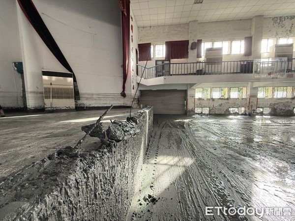 ▲▼國民黨立委徐巧芯2日率團隊到光復鄉協助清淤。（圖／徐巧芯提供）