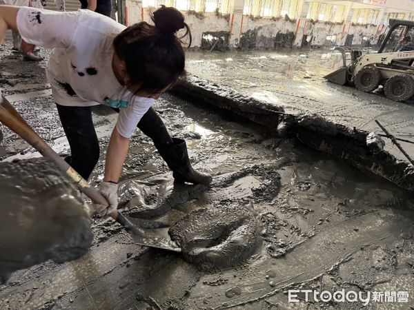 ▲國民黨立委徐巧芯2日率團隊到光復鄉協助清淤。（圖／徐巧芯提供）