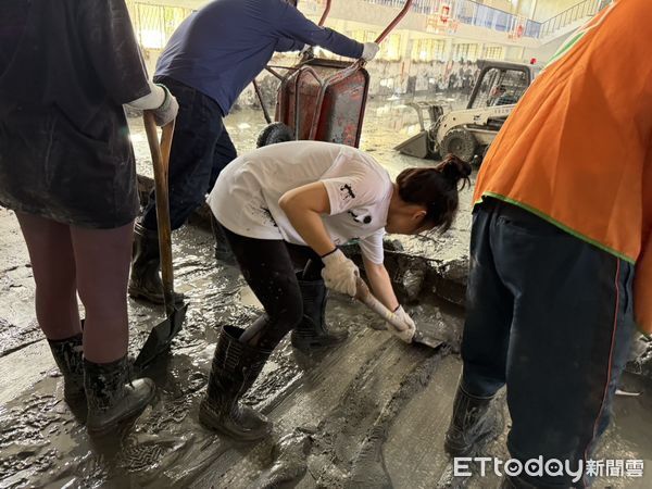 ▲▼國民黨立委徐巧芯2日率團隊到光復鄉協助清淤。（圖／徐巧芯提供）