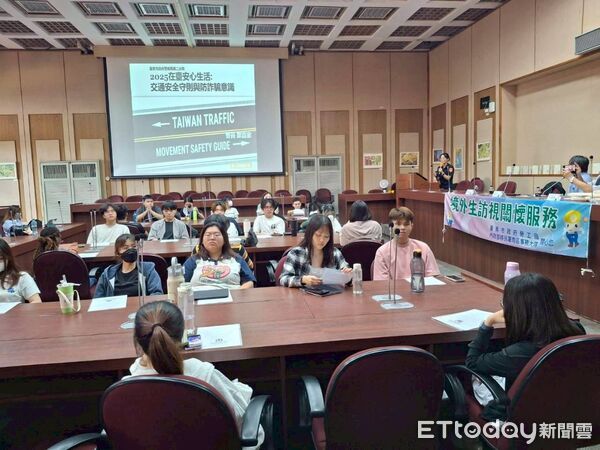 ▲台南市勞工局走進國立台南大學，致贈月餅關懷境外生，現場氣氛溫馨熱絡。（記者林東良翻攝，下同）