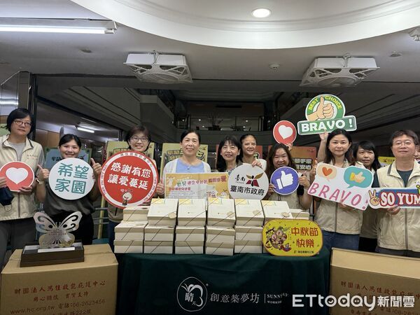 ▲台南市勞工局走進國立台南大學，致贈月餅關懷境外生，現場氣氛溫馨熱絡。（記者林東良翻攝，下同）