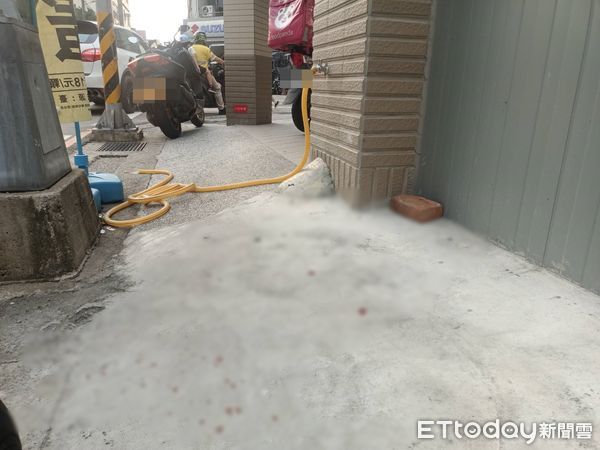 ▲苗栗男隨機殺人，女童跑超商求救，超商外留下斑斑血跡。（圖／記者楊永盛攝，下同）
