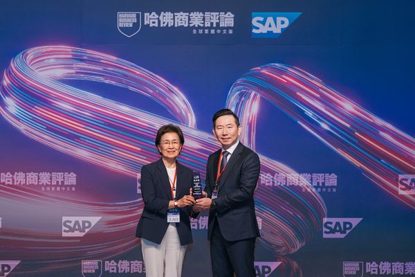 ▲▼《哈佛商業評論》全球繁體中文版2025第五屆「數位轉型鼎革獎」今（2）日舉行頒獎典禮，中信銀行獲雙獎肯定，由《哈佛商業評論》全球繁體中文版發行人王力行（左）頒獎予中信銀行總經理楊銘祥（右）。（圖／中信銀行提供）