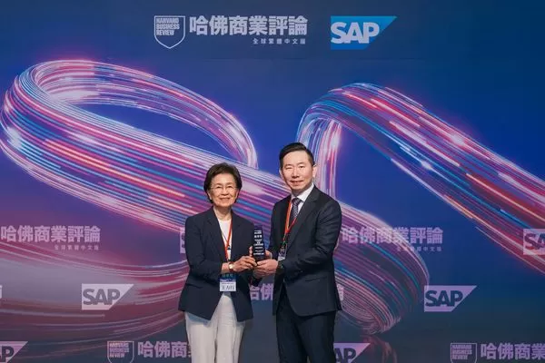 ▲▼《哈佛商業評論》全球繁體中文版2025第五屆「數位轉型鼎革獎」今（2）日舉行頒獎典禮，中信銀行獲雙獎肯定，由《哈佛商業評論》全球繁體中文版發行人王力行（左）頒獎予中信銀行總經理楊銘祥（右）。（圖／中信銀行提供）