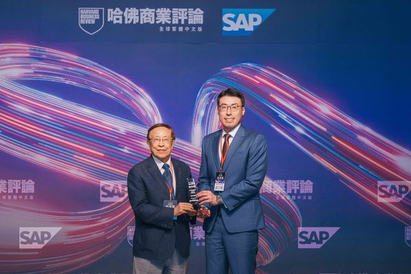 ▲《哈佛商業評論》全球繁體中文版2025第五屆「數位轉型鼎革獎」今（2）日舉行頒獎典禮，中信銀行獲雙獎肯定，由《哈佛商業評論》全球繁體中文版董事長高希均（左）頒獎予中信銀行財富管理產品處副總經理武于程（右）。（圖／中信銀行提供）