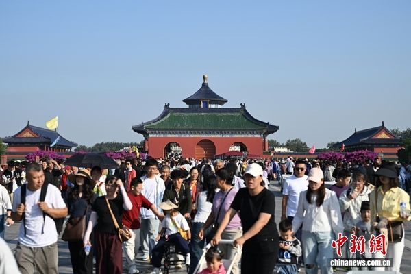 ▲▼10月2日，遊客在北京天壇公園遊覽。（圖／翻攝中新社）