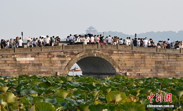 ▲▼10月1日，大量遊客在西湖斷橋遊覽。（圖／翻攝中新社）
