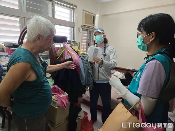 ▲▼門諾醫院醫療團隊備妥機車在災區穿梭送藥到病患家。（圖／門諾醫院提供，下同）