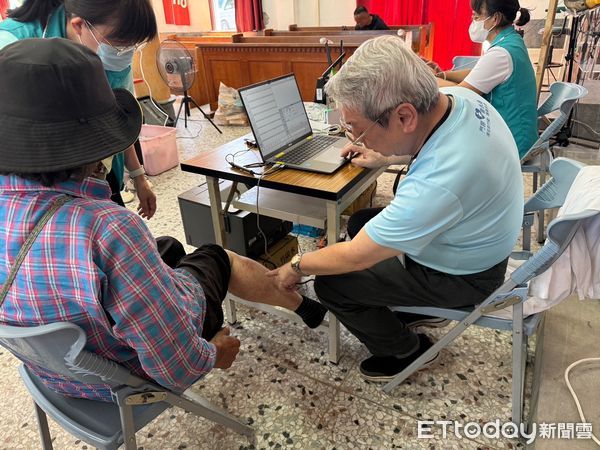 ▲▼門諾醫院醫療團隊備妥機車在災區穿梭送藥到病患家。（圖／門諾醫院提供，下同）