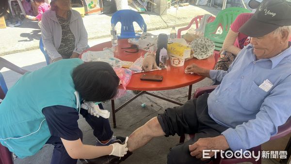 ▲▼門諾醫院醫療團隊備妥機車在災區穿梭送藥到病患家。（圖／門諾醫院提供，下同）